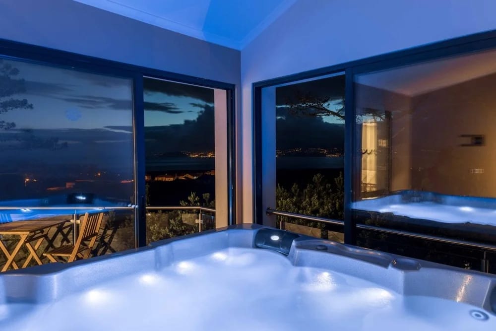 Indoor panoramic jacuzzi